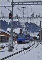 Das Bild zeigt den Zugang von den beiden Gleisen zum Schmalspurgleis für die MOB Ge 4/4 8001 in Zweisimmen.