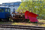 Der MOB Schneepflug X 12 vor dem Triebwagen BDe 4/4 3006 wartet am 26 Mai 2023 in Vevey noch auf Schnee.
