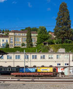 Der vierachsige Flachwagen Baudienst (Niederbordwagen) MOB X 15, ex MOB Rko 825 Flachwagen mit Stirnwänden und Rungen.