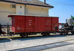 Der zweiachsige gedeckte Güterwagen mit einer offenen Plattform CEV Gk 37, ex K 37, der Chemins de fer électriques Veveysans (heute MVR - Transports Montreux–Vevey–Riviera) ist