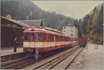 Der BDeh 4/4 N° 5 wartet in der Zugsausgangsstation als Regionalzug 19 auf die Abfahrt nach Martigny. Wie man seiht, hatte damals der Bahnhof noch einen Chef de Gare. Im Hintergrund ist die Strecke Richtung Frankreich zu erkennen. Neben der besonderen Farbgebung des Zuges ist ebenfalls noch zu erwähnen: damals war der Bahnhof noch mit Stromschienen ausgerüstet.

Analogbild vom 23. Okt. 1988