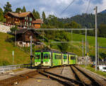Die beiden Triebwagen tpc ASD BDe 4/4 402 gekuppelt mit ASD BDe 4/4 401 erreichen, als Regionalzug R 24 von Aigle nach Les Diablerets, am 08.09.2023 den Bahnhof Le Sépey.