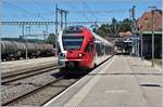Der TPF RABe 526 197 fährt nach kurzem Halt in Romont nach Bulle weiter.