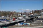 Ein Blick auf den neuen Bahnhof von Châtel St-Denis mit einem einfahrenden TPF SURF; das Bild zeigt sehr deutlich, dass die Arbeiten um den Bahnhof herum erst beginnen.