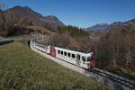 Der TPF Be 4/4 121 mit dem B 207 (ex MOB), B209 (ex MOB) und dem ABt 221 ist kurz nach Lessoc entlang des Stausees Lac de Lessoc als RER 51 14766 unterwegs.