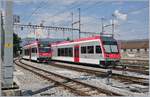 Am abgestellten TRAVYS ABe 2/6 2000 vorbeifahrend, erreicht der TRAVYS GTW ABe 2/6 2001 (90 85 8272 001-1) als Regionalzug von Vuiteboeuf nach Yverdon sein Ziel.