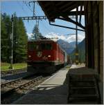 Die RhB Ge 6/6 II 704 erreicht mit einem G�terzug Preda.