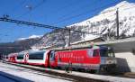 RhB Ge 4/4 III 651 Fideris mit einer nagelneuen GEX-Wagengarnitur bei einem Zwischenhalt in Samedan.