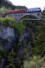 Die  Weltkulturerbewerbelok  mit ihrem Zug von Chur nach St.