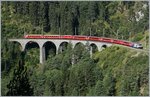 Die RhB Ge 4/4 III 649  20 minuten  mit ihrem RE 1125 auf dem Schmittentobel-Viadukt kurz vor Filisur.