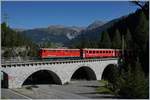 Erst wenn die RhB Strecke kuzr nach Muot die Albula auf dem Albula Viadukt I überquert, trifft der Wanderweg auf die Strecke und verfolgt sie nun im steten Wechsel der Talseite bis fast nach