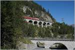 Eine RhB Ge 4/4 III führt den Gegenzug Richtung Chur.