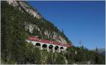 Rascher als gedacht tauchte die Ge 6/6 II mit ihreme Albula-Schnellzug nach der Fahrt durch den Kehrtunnel wieder auf.
