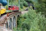 RhB Ge 6/6 II Nr.704 mit dem Railriderzug auf der Albula-Strecke am 03.10.2006.