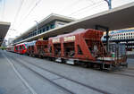 Ein RhB PmG (Personenzug mit Güterbeförderung) nach Arosa steht am 07 September 2021 am Bahnhofvorplatz in Chur zur Abfahrt bereit.
Der Zug bestand aus dem:
ALLEGRA-Zweispannungstriebzug RhB ABe 8/12-3507 „Benedetg Fontana“,
dem 4-achsige RhB Einheitswagen I (EW I) - B 2317  Bärenland Arosa , ein 2. Klasse Personenwagen,
dem Steuerwagen (für die Albula-Gliederzüge) RhB Bt 52802, sowie 
zwei Vierachsiger Schmalspur Drehgestell-Schotterwagen (Schwerkraftentladewagen) Fac 8712 und Fac 8704.
