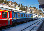 Der RhB „Gourmino“ Speisewagen WR 3810, ex RhB Dr4ü 3810, ex Mitropa Dr4ü 10, am 20 Februar 2017 eingereiht in einem Personenzug im RhB Bahnhof St. Moritz.

In den Jahren 1929 und 1930 beschaffte die Mitropa drei als Dr4ü 10-12 bezeichnete Speisewagen für den Einsatz in den Luxuszügen der Rhätischen Bahn. Diese Fahrzeuge liefen nicht nur im Glacier Express, sondern auch im Engadin Express und auf Verbindungen nach Davos. Lieferant war die Schweizerische Waggons- und Aufzügefabrik Schlieren (SWS). 1949 ersteigerte die RhB die Speisewagen von der Mitropa.
Die Bezeichnung Dr4ü 10-12 wurde 1956 in Dr4ü 3810-3812 und später in WR 3810-3812 geändert.

WR 3812 wurde 1974 versuchsweise modernisiert und mit Mikrowellenherden ausgerüstet. WR 3810-3811 hingegen wurden 1982 bzw. 1983 als nostalgische Speisewagen hergerichtet und mit einer neuen Kücheneinrichtung versehen, die eine Zubereitung frischer Speisen gestattet. 

1996 wurde WR 3812 generalüberholt, wobei die RhB auch die Inneneinrichtung weitgehend in den Originalzustand zurückversetzte. Bei dieser Gelegenheit tauschte der Wagen sein rotes gegen ein königsblaues Farbkleid mit großem  Gourmino -Schriftzug ein. Diesen auffälligen Farbton erhielten später ebenfalls WR 3810-3811. Alle drei Wagen wurden inzwischen erneut umlackiert und präsentieren sich heute im noblen Blauton des Alpine Classic Pullman Express (ACPE). Der Gourmino fährt meist auf der spektakulären Albulalinie zwischen Chur und St. Moritz. 

TECHNISCHE DATEN:
Baujahr und Hersteller: 1929 / SWS
Spurweite: 1.000 mm
Anzahl der Achsen: 4
Länge über Puffer: 16.440 mm
Sitzplätze: 34 (keine Stehplätze)
Eigengewicht: 25,0 t
zulässige Geschwindigkeit: 90 km/h
Lauffähig: StN (Stammnetz) / MGB (Matterhorn Gotthard Bahn)  