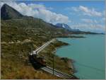 Die beiden Nostalgie Berninabahn Triebwagen auf einer Sonderfahrt am Lago Bianco.