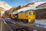Der RhB (Rh�tische Bahn) Xmf 6/6 24401, ex 92020, ein Fahrleitungsturmwagen vom Typ Plasser & Theurer MTW 100.160 f�hrt am 20.02.2017 vom Bahnhof Alp Gr�m (2.091 m �.