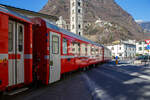 RhB BD 2475 ein vierachsiger verk�rzter (Berninabahn) EW IV (PA90) zweite Klasse Personenwagen mit Gep�ckabteil, eingereiht in einen RhB Regio von St. Moritz nach Tirano, am 19 Februar 2017 auf der Via Elvezia in Tirano.

Um den schweizerischen Meterspurbahnen die (noch) nicht zu reinen Triebzugeinheiten �bergingen kosteng�nstige Reisezugwagen anbieten zu k�nnen, entwickelte SWA - Schindler Waggon Altenrhein (heute Stadler) das  PA90  genannte Baukastensystem, das bei verschiedenen Fahrzeugl�ngen die Ausf�hrung mit Festfenstern, Senkfenstern oder als Panoramawagen erm�glichen sollte. Dieses Konzept erlaubt eine wirtschaftliche Fertigung von kundenspezifischen Wagenkastenvarianten, wobei auf einheitliche Module zur�ckgegriffen werden konnte. W�hrend f�r die 1. Klasse ein einheitlicher Sitzteiler vorgesehen wurde, konnte in der 2. Klasse zwischen den Varianten Regional- und Fernverkehr gew�hlt werden. Dank besonders gro�er Sitzteiler und Fensterfl�chen, sowie den von SIG gebauten, sehr laufruhigen Drehgestellen Typ SIG 90 bieten diese Wagen einen bisher nicht gekannten Komfort.

Einheitliche Merkmale aller Wagen sind:
• Aufbau aus Leichtmetall-Gro�strangpressprofilen,
• elektrisch angetriebene au�en b�ndige Schwenkschiebet�ren,
• verbesserte Isolation,
• breitere Fenster (1.450 bzw. 1.722 mm),
• geschlossenes WC-System (sofern WC vorhanden).

Die RhB bestellte gemeinsam mit den Appenzeller Bahnen (AB) und der SBB Br�nig Bahn insgesamt 31 Wagen in elf verschiedenen Ausf�hrungen, darunter verschiedene Steuerwagen (AB) und sogar Panoramawagen (SBB). Die von der RhB beschafften Fahrzeuge aus diesem Baukastensystem werden als Einheitswagen IV bezeichnet stellen eine konsequente Weiterentwicklung der Einheitswagen II und III dar. Die RhB erhielt ab 1992 siebzehn Personenwagen, davon elf in verk�rzter Bauart f�r den Einsatz auf der Berninabahn. Eins dieser Fahrzeuge wurde als BD mit einem Gep�ckabteil ausgestattet, das ist dieser. Die sechs l�ngeren Wagen waren haupts�chlich f�r den Einsatz auf der Albulabahn.

Die RhB SWA PA90 kurzen Bernina-Wagen sind A 1273  bis 75, B 2491 bis 97 und der BD 2475. Die SWA PA90 langen Albula-Wagen sind A 1281 bis 93 und B 2391 bis 93. Bei den A-Wagen ist die Sitzteilung 2.054 mm und bei den B Wagen 1.782 mm.

Die etwas festere Aluminiumlegierung, die Gro�profilbauweise, die vergr��erte Fensterfl�che und die verbesserte Isolation zeigten sich aber auch in einem h�heren Gewicht. Die Flexibilit�t des Baukastensystems zeigte sich darin, dass sich die 31 gebauten Wagen auf 11 verschiedene Typen verteilten. Nachbeschaffungen dieses gelungenen Wagentyps gab es jedoch nicht, aber indessen sind viele Elemente in die Konstruktion der Bernina-Express-Panoramawagen eingeflossen.

TECHNISCHE DATEN:
Hersteller: Schindler Waggon AG, Altenrhein
Baujahr: 1992
Spurweite: 1.000 mm
Anzahl der Achsen: 4 (2´2´)
L�nge �ber Puffer: 16.465 mm
Drehgestellbauart: SIG 90
Sitzpl�tze: 31
Eigengewicht: 16,5 t
Ladegewicht: 2,0 t
zul�ssige Geschwindigkeit: 90 km/h
Lauff�hig: StN (Stammnetz) / BB (Berniabahn) / MGB (Matterhorn Gotthard Bahn)