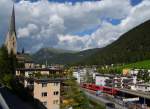 Blick vom COOP Davos auf einen ausfahrenden Regionalzug nach Chur am 10.08.2012.