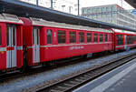 Der 4-achsige Personenwagen RhB B 2381, ein langer  2.Klasse Einheitswagen II (FFA EW II) mit Aluminiumwagenkasten am 06.09.2021 im Zugverband im Bahnhof Chur.