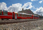 Der RhB Ap 1304 und dahinter am Zugschluss der RhB Ap 1302, zwei 4-achsige 1.Klasse Bernina-Express Panoramawagen der 2.