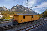 Der vierachsige Werkstattwagen mit einer offenen Plattform RhB Xak 9456 am 01.11.2019 abgestellt beim Bahnhof Reichenau-Tamins (aufgenommen aus einem Zug heraus).