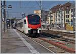 Ein  Fernverkehrs  SBB Flirt3 RABe 523.5  Mouette  ist in Renens VD als S6 auf der fahrt nach Palézieux. 

9. Feb. 2023