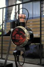 Eine Schlußlichtlampe am Wagen der Rochers de Naye Bahn in Caux am 22.08.1999.