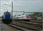 W�hrend rechts der ICN nach Gen�ve ohne Halt in Morges durchf�hrt, g�nnt sich die Scheuchzer Am 846 601-3 eine Ruhepause.