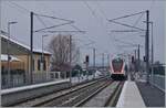 Weit besser als dem Bahnhofsgebäude geht es dem Güterschuppen; dort ist eine stattliche Wohnung untergebracht und das Gebäude dementsprechend gut gepflegt. 
Im Hintergrund ist der SBB RABe 522 204 zu erkennen, der in Grandvillars auf Gleis E einfährt.  

11. Jan. 2019
