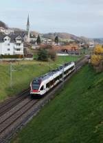 SBB: RE mit Triebzug 523 FLIRT nach Olten beim Passieren der Kirche Wauwil am 15.