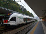 
Der vierteilige Stadler FLIRT ETR 524 203 (RABe 524 203) der Trenord und TiLo erreicht am 03.11.2019 als S 10 (Bellinzona–Lugano–Chiasso–Como) den Endbahnhof Como San Giovanni. 

Die 23 vierteiligen (SBB RABe 524 001-019, Trenord ETR 524 201-204) und 17 sechsteiligen (SBB RABe 524 101-117) FLIRT sind als Zweisystemfahrzeuge auf den Regionalnetzen im Tessin und in der Lombardei im Einsatz. Davon sind 4 vierteilige FLIRT im Besitz der FERROVIENORD S.p.A. Diese Stadler FLIRT sind Zweisystem-Triebzüge mit Wechsel- und Gleichstromausrüstung sowie Zugsicherung für die Strecken in der Schweiz und in Italien.  Ein durchgängiger Passagierraum, optimiert auf eine Bahnsteighöhe von 550 mm, ein hohes Beschleunigungsvermögen und der grenzüberschreitende Verkehrseinsatz sind drei der herausragenden Merkmale des Zuges. 

TECHNISCHE DATEN dieser vierteiligen Variante: 
Baujahre: 2007 und 2014 
Spurweite: 1.435 mm 
Achsanordnung: Bo’ 2’2’2’ Bo’ 
Länge über Kupplung: 74.078 mm
Fahrzeugbreite:  2.880 mm
Fahrzeughöhe: 4.150 mm
Achsabstand im Drehgestell: 2.700 mm (Motor- und Laufdrehgestell)
Triebraddurchmesser:  860 mm (neu)
Laufraddurchmesser:  750 mm (neu)
Speisespannung: 15 kVAC / 3 kVDC 
Dauerleistung am Rad: 2.000 kW
Max Leistung am Rad: 2.600 kW
Anfahrzugskraft (bis 47 km/h):  200 kN 
Anfahrbeschleunigung:  ~ 1,2 m/s2
Höchstgeschwindigkeit 160 km/h
Fußbodenhöhe: 570 mm (Niederflur am Einstieg) / 1.120 mm (Hochflur)
Sitzplätze: 28 (1.Klasse) / 135 (2.Klasse) + 19 Klappsitze 
Stehplätze (4 Pers./m2): 243