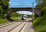 Der elektrische Gelenktriebwagen GTW 2/6 - RABe 526 729-9 (RABe 94 85 7526 729-9 CH THB) der Thurbo AG erreicht am 17.06.2016 bald den Hp Bietingen.