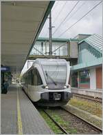 In den  Taktlücken  der zweistündlich angebotenen EC Zürich - München verkehrt die S7 von Romanshorn nach Lindau Insel. Zumindest an den Wochenenden. Seit einiger Zeit aber auch zu bestimmen Zeiten unter der Woche und wie bereits erwähnt bis Lindau Insel statt wie vorher bis Lindau Reutin. Die recht gute Frequenz der S7 dürfte den recht langen Aufenthalt in Lindau Insel rechtfertigen; ich gehe davon aus, dass in Zukunft das Angebot ausgebaut wird und damit kostengünstiger  produziert  werden kann.  
Das Bild zeigt den Thurbo RABe 526 745-5 als S7 25889 bei der Abfahrt in Bregenz. 

19. April 2026