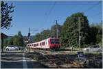 Der TRAVYS RBDe 560 385-7 (RBDe 560 DO TR 94 85 7560 385-7 CH-TVYS)  Lac de Joux  erreicht von Le Brassus kommend den Bahnhof Le Pont, wo die Kreuzung mit dem Gegenzug stattfindet.