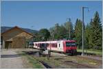 Ein TRAVYS RBDe 560  Domino  erreicht als Regionalzug von Vallorbe nach Le Brassus den Bahnhof Le Pont, wo es gilt, den Gegenzug abzuwarten.
Güterschuppe und Gleiswaage machen zwar ein gutes Bild, doch von der Bahn genutzt werden die schon lange nicht mehr.

21. Juli 2022