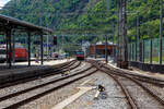Der dreiteilige NPZ Domino RA12 der RegionAlps (ex SBB RBDe 4/4) erreicht am 25.05.2023 als Regio (St-Gingolph–St-Maurice –Martigny–Sion–Brig), Steuerwagen voraus, seinen