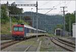 Der RE 18123 von Frasne nach Neuchâtel verlässt nach einem kurzen Halt den Bahnhof Travers.