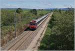 Der hier als RE 18124 von Neuchâtel nach Frasne fahrende SBB NPZ RBDe 562 mit EW I AB, EW I B , EW I B und NPZ Bt nutzt unter der mit 25000 Volt und 50 Hz gespeisten Fahrleitung sein