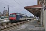 Der SBB NPF  France  RBDe 562 mit EW I und Bt wartet in Frasne auf den TGV von Paris und in der Folge auf die Abfahrt zurück nach Neuchâtel. 

23. Nov. 2019