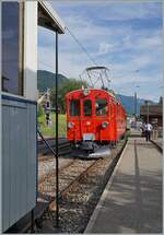 Der Bernina Bahn RhB ABe 4/4 I 35 der Blonay Chamby Bahn ist als letzter Zug von Chaulin in Blonay angekommen und wird nun f�r die Leerr�ckfahrt ins Museum einen hier stehenden Personenwagen