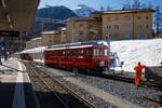  Der RhB Triebwagen ABe 4/4 II 46 wird am 22.03.2023 in Pontresina an einen Bauzug gekuppelt.