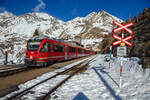 Der RhB ALLEGRA-Zweispannungstriebzug RhB ABe 8/12 3515  Alois Carigiet   mit 4 angehangenen Personenwagen, als RhB Regio nach Tirano hat am 20 Februar 2017 im Bahnhof Alp Gr�m (2.091 m �.