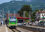 Der (TPC) AOMC/ACD Beh 2/6 542, ein Stadler SURF, steht am 28 Mai 2023 im Bahnhof Aigle zur Abfahrt nach Champéry bereit.