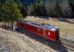 Der RhB Be 4/4 - 514 ein Stammnetztriebwagen f�r Vorortpendelz�ge ist am 22.03.2023 bei Surava abgestellt. Der Triebwagen vom Bahnmuseum Albula ist hier im Winterquartier, weil das Gleis 1 in Berg�n f�r den Schlittenzug gebraucht wird.

Sechs dieser Elektrotriebwagen der Serie Be 4/4 mit den Betriebsnummern 511 bis 516 kommen bei der Rh�tischen Bahn (RhB) im Regionalverkehr, meist als dreiteilige Pendelz�ge (Triebwagen, Zwischenwagen B 24xx und Steuerwagen ABDt 17xx), zum Einsatz. 

Im Jahr 1971 lieferten die Unternehmen FFA (Wagenk�sten), SIG (Drehgestelle) und SAAS (elektrische Ausr�stung) die ersten vier Triebwagen (Nummern 511–14) an die RhB, seinerzeit die ersten serienm��igen Triebfahrzeuge der Schweiz mit stufenloser elektronischer Leistungsregelung (Phasenanschnittsteuerung mittels Thyristoren). Gleichzeitig stellte die RhB die dazu passenden Zwischenwagen B 2411–14 und Steuerwagen ABDt 1711–14 in Dienst, so dass vier dreiteilige Pendelz�ge gebildet werden konnten. Im Gegensatz zum �brigen RhB-Rollmaterial besitzen die Be 4/4-Pendelz�ge automatische Kupplungen und Druckluftbremsen; ein gemischter Einsatz mit anderen Fahrzeugen ist deshalb nicht m�glich. 1979 beschaffte die RhB zwei weitere praktisch baugleiche Z�ge mit den Endnummern 15 und 16. Nachdem 1988 vier zus�tzliche Zwischenwagen (B 2417–20) hinzugekommen waren, konnten auch vierteilige Z�ge verkehren. Ab 1994 durchliefen die Fahrzeuge ein umfangreiches Refit-Programm, wobei die elektrische Ausr�stung mit Ausnahme der Fahrmotoren komplett erneuert wurde.

Die gesamte Zugskomposition war von Anfang an darauf ausgelegt, einm�nnig bedient zu werden. Deshalb sind alle T�ren mit einer pneumatischen T�rschlie�ung ausgestattet, die vom F�hrerstand aus bet�tigt werden kann (seitenselektive T�rfreigabe). Die T�ren besitzen Druckknopf-Vorauswahltasten neben den T�ren. Auch besitzen sie eine T�rschlie�automatik, die beim Anfahren die T�ren selbstt�tig schlie�t und w�hrend der Fahrt geschlossen h�lt. Bei der Inneneinrichtung wurde auch darauf geachtet, dass gen�gend Haltestangen vorhanden sind, da im geplanten Einsatz durchaus mit Stehpassagieren gerechnet werden musste. Alle Achsen sind scheibengebremst. Die Drehgestelle sind mit Seitenanlenkern versehen und besitzen keine Drehzapfen. Der Triebwagen besitzt zwei zweiachsige Drehgestelle mit Einzelachsantrieb, die Achsformel lautet dementsprechend Bo’Bo’. Die Triebmotoren sind gegenl�ufig, mit entsprechend angepassten Getrieben, angeordnet. Diese – zwar aufwendigere – Anordnung hat Vorteile in der Laufruhe des Drehgestells. Die eingebaute Vielfachsteuerung ist f�r den Betrieb von bis zu drei Einheiten ausgelegt. Um ein schnelles Kuppeln und Entkuppeln zu gew�hrleisten, wurden automatische +GF+-Kupplungen in der Ausf�hrung f�r Vorortsbahnen (GFV) eingebaut, bei denen neben der mechanischen Verbindung zugleich auch die elektrischen und pneumatischen Leitungen gekuppelt werden.

Die Fahrzeuge verf�gen �ber eine Beschleunigung von 0,8 m/s�. Die zul�ssige Endgeschwindigkeit betr�gt 90 km/h. Die elektrische Bremse kann ebenfalls mit einer Verz�gerung von 0,8 m/s� den Zug bis auf eine Geschwindigkeit von 20 km/h abbremsen. Darunter schaltet sich die elektropneumatische Bremse selbstt�tig zu, um die abfallende Bremsleistung der elektrischen Bremse zu kompensieren. Die elektrische Bremse ist auch auf die Dauerbelastung ausgelegt, die bei einer Anwendung als Beharrungsbremse bei einem vollausgelasteten Zug in einem 45 ‰ Gef�lle auftritt (z.B. Davos – K�blis). Die Stundenleistung betr�gt 780 kW bei 45 km/h.

TECHNISCHE DATEN der Be 4/4:
Anzahl: 6 
Hersteller: FFA, SIG, SAAS
Baujahre: 1971 und 1979
Spurweite: 1.000 mm (Meterspur)
Achsformel: Bo’Bo’
L�nge �ber Puffer: 18,7 m (dreiteiliger Pendelzug 55,8 m)
Dienstgewicht: 44,6 t
Radsatzfahrmasse:  11,2 t
H�chstgeschwindigkeit: 	90 km/h
Stundenleistung: 4 � 196 kW = 784 kW  (1.156 PS)
Beschleunigung:  0,8 m/s�
Bremsverz�gerung: 0,8 m/s�
Stromsystem: 11 kV 16,7 Hz
Anzahl der Fahrmotoren: 4
Bremse: elektrische Widerstandsbremse
Zugbremse: elektropneumatische Druckluftbremse Bauart Oerlikon
Kupplungstyp: +GF+-Vorortsbahnkupplung (GFV)
