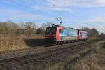 Am 21 Februar 2025 schleppt SBB Cargo 482 020 ein Schwesterlok durch Kaarst-Broicherheide 