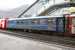 Der RhB Gourmino Speisewagen WR 3810, ex RhB Dr4� 3810, ex Mitropa Dr4� 10, am 17.02.2017 im Bahnhof Chur.

In den Jahren 1929 und 1930 beschaffte die Mitropa drei als Dr4� 10-12 bezeichnete Speisewagen f�r den Einsatz in den Luxusz�gen der Rh�tischen Bahn. Diese Fahrzeuge liefen nicht nur im Glacier Express, sondern auch im Engadin Express und auf Verbindungen nach Davos. Lieferant war die Schweizerische Waggons- und Aufz�gefabrik Schlieren (SWS). 1949 ersteigerte die RhB die Speisewagen von der Mitropa.
Die Bezeichnung Dr4� 10-12 wurde 1956 in Dr4� 3810-3812 und sp�ter in WR 3810-3812 ge�ndert.

WR 3812 wurde 1974 versuchsweise modernisiert und mit Mikrowellenherden ausger�stet. WR 3810-3811 hingegen wurden 1982 bzw. 1983 als nostalgische Speisewagen hergerichtet und mit einer neuen K�cheneinrichtung versehen, die eine Zubereitung frischer Speisen gestattet. 

1996 wurde WR 3812 general�berholt, wobei die RhB auch die Inneneinrichtung weitgehend in den Originalzustand zur�ckversetzte. Bei dieser Gelegenheit tauschte der Wagen sein rotes gegen ein k�nigsblaues Farbkleid mit gro�em  Gourmino -Schriftzug ein. Diesen auff�lligen Farbton erhielten sp�ter ebenfalls WR 3810-3811. Alle drei Wagen wurden inzwischen erneut umlackiert und pr�sentieren sich heute im noblen Blauton des Alpine Classic Pullman Express (ACPE). Der Gourmino f�hrt meist auf der spektakul�ren Albulalinie zwischen Chur und St. Moritz. 

TECHNISCHE DATEN:
Baujahr und Hersteller: 1929 / SWS
Spurweite: 1.000 mm
Anzahl der Achsen: 4
L�nge �ber Puffer: 16.440 mm
Sitzpl�tze: 36
Eigengewicht: 25,0 t
zul�ssige Geschwindigkeit: 90 km/h
Lauff�hig: StN (Stammnetz) / MGB (Matterhorn Gotthard Bahn)