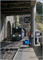 Je nachdem was man als Motiv betrachtet könnte man bemängeln  Motiv verdeckt...   Der von Rochers de Naye eintreffende Bhe 4/8 302 und 303 sowie der abgestellte Bhe 4/8 304 werden von einem