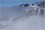Die Nebelobergrenze war leider etwas höher als das  Motiv  trotzdem ist zumindest schemenhaft der rot/weisse RB (VRB)Triebwagen mit Bt bei der Rigi Staffel zu erkennen (und, bei der Vorbeifahrt des Dampfzuges wenige Minuten vorher, war es noch weitgehend nebelfrei).

24. Februar 2018